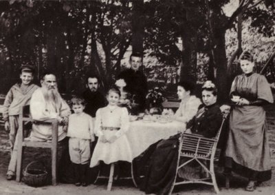 L N Tolstoï avec sa famille à la table de thé dans le parc, Iasnaïa Poliana, 1892 - Russian Photographer